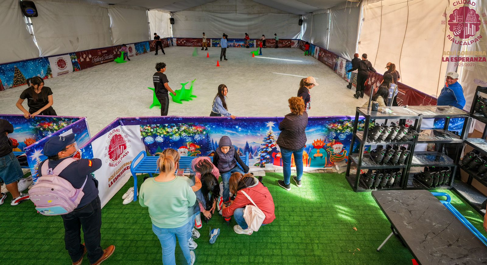 Niños gozan pista de hielo en Naucalpan en Día de Reyes