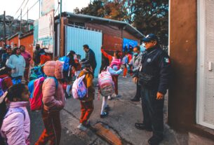 Elementos de la Guardia Municipal de Naucalpan en las puertas de escuelas