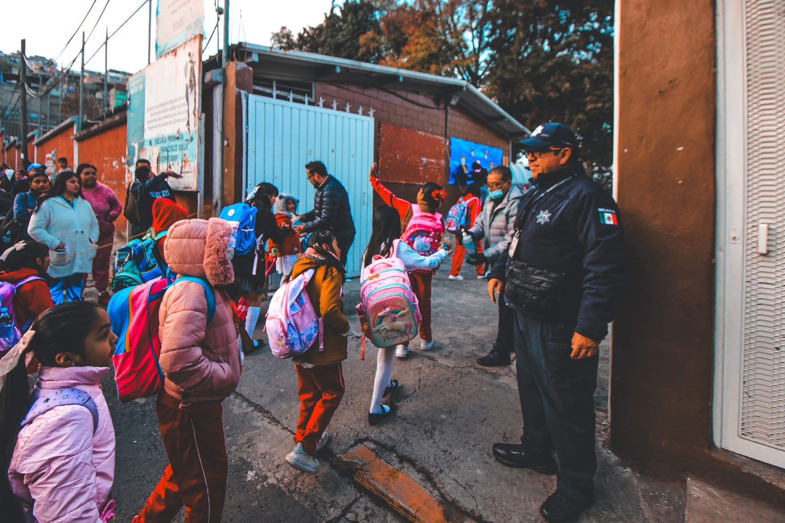 Elementos de la Guardia Municipal de Naucalpan en las puertas de escuelas