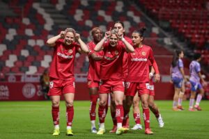 Festejan las "diablas" primer triunfo