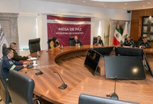 El presidente de Atizapán de Zaragoza, Pedro Rodríguez Villegas en la mesa por la paz