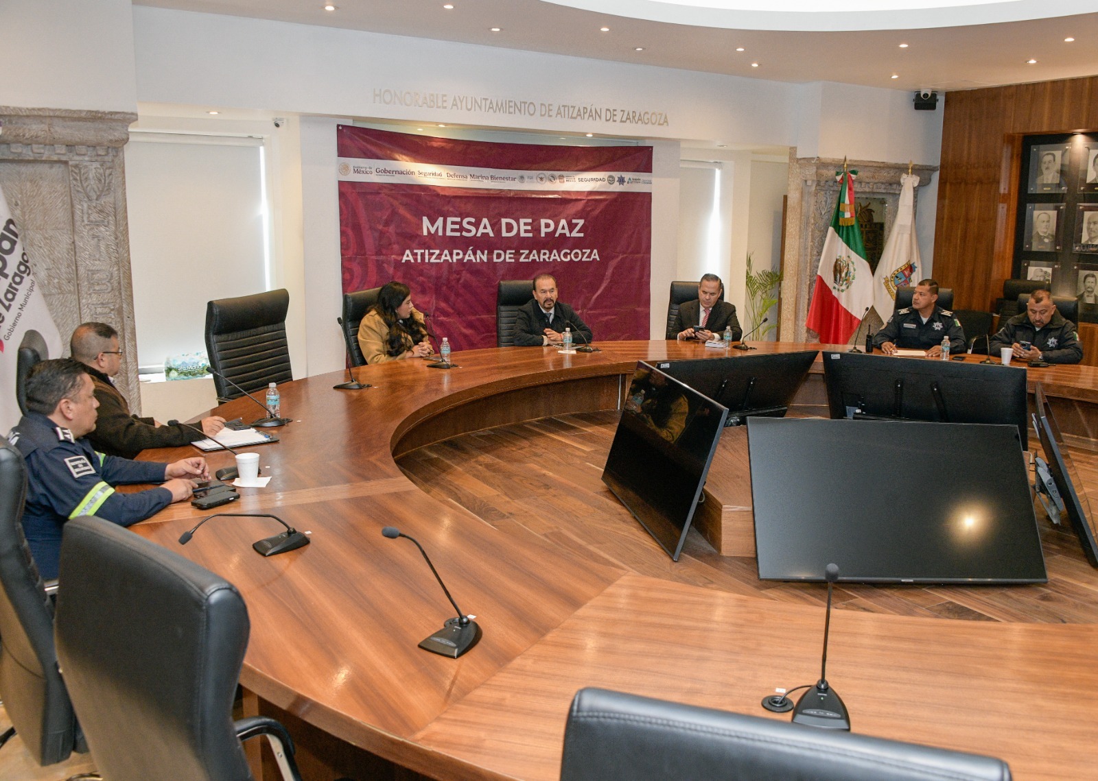 El presidente de Atizapán de Zaragoza, Pedro Rodríguez Villegas en la mesa por la paz