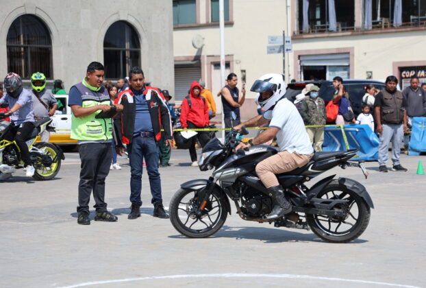 Certifican motociclistas para que puedan obtener su licencia en Huixquilucan