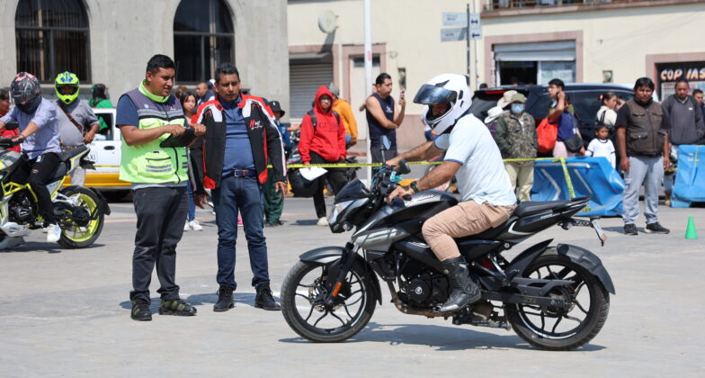 Certifican motociclistas para que puedan obtener su licencia en Huixquilucan