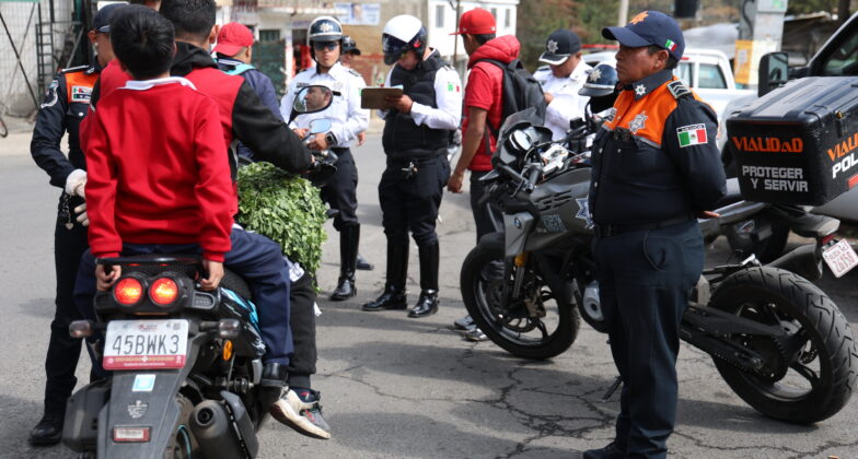 Aseguran motos por circular sin documentos, ni equipo y exceso de tripulantes en Huixquilucan