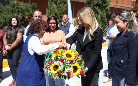 Romina Contreras recibe agradecimiento por repavimentación de calle