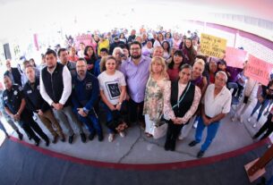 Isaac Montoya con gente de Santa Cruz del Monte, Naucalpan