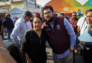 El alcalde de Naucalpan, Isaac Montoya Márquez convive con locatarios del mercado San Bartolo en sus 56 años