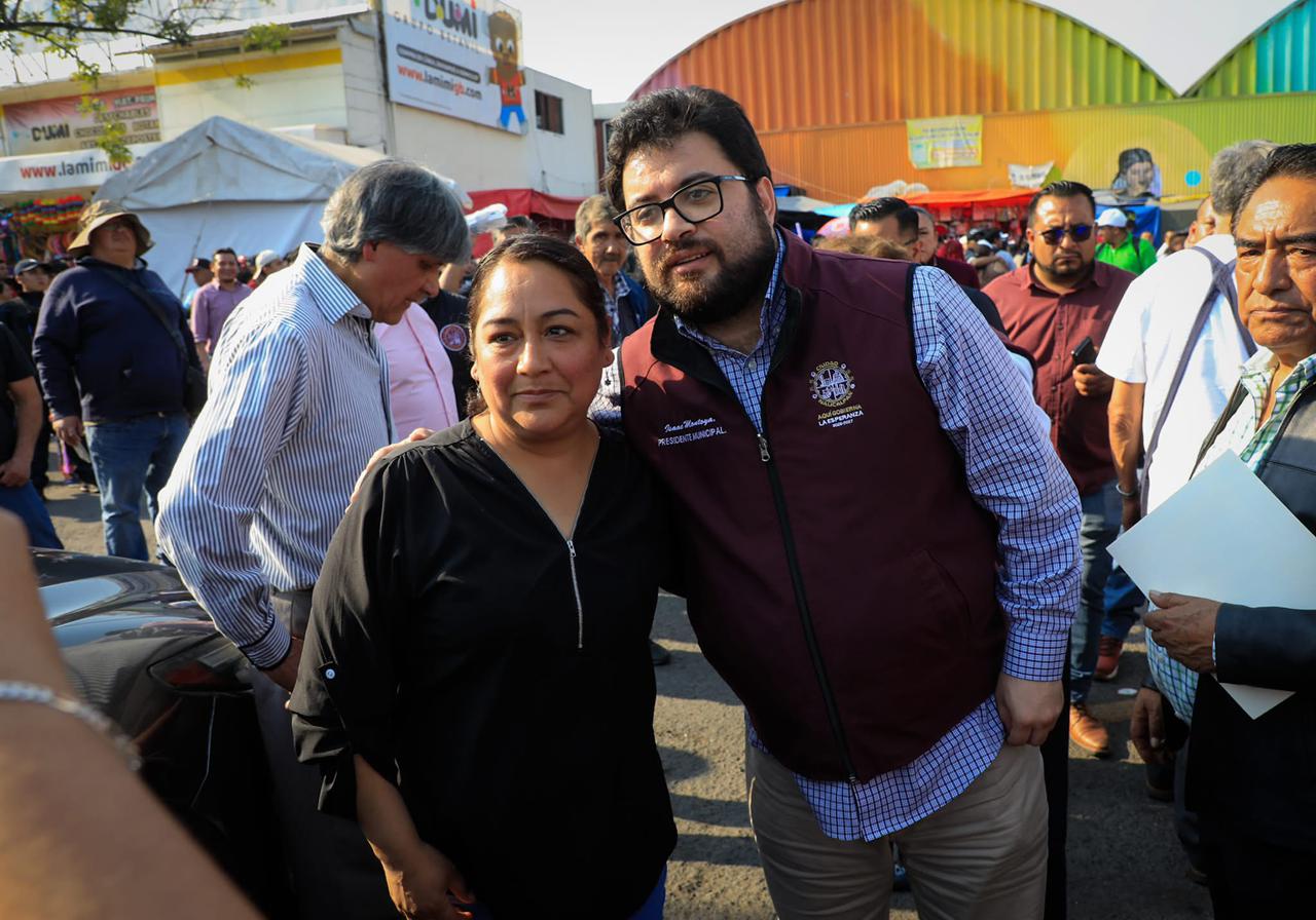 El alcalde de Naucalpan, Isaac Montoya Márquez convive con locatarios del mercado San Bartolo en sus 56 años