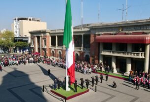 En la Plaza Doctor Gustavo Baz, el presidente de Tlalnepantla, Raciel Pérez Cruz preside honores a La Bandera