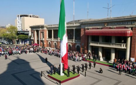En la Plaza Doctor Gustavo Baz, el presidente de Tlalnepantla, Raciel Pérez Cruz preside honores a La Bandera