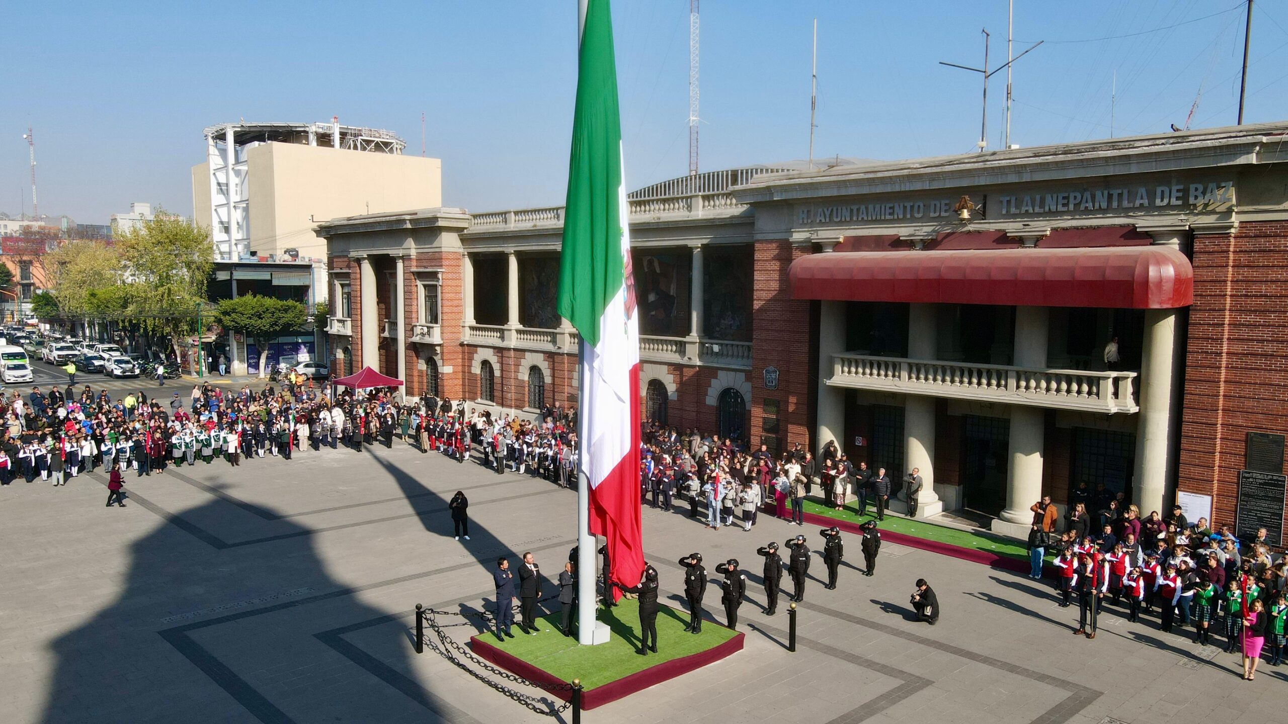 En la Plaza Doctor Gustavo Baz, el presidente de Tlalnepantla, Raciel Pérez Cruz preside honores a La Bandera