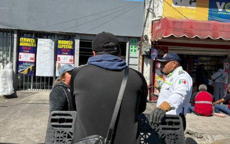 Retiran objetos que obstaculizan vía pública en Tlalnepantla
