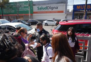 Policías de Tlalnepantla reparten cubrebocas en entradas de escuelas