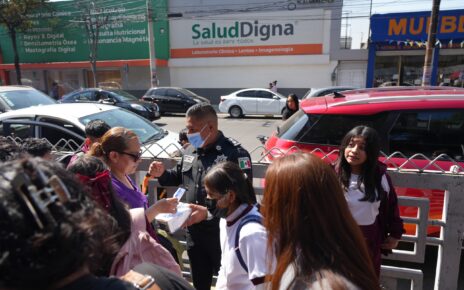 Policías de Tlalnepantla reparten cubrebocas en entradas de escuelas