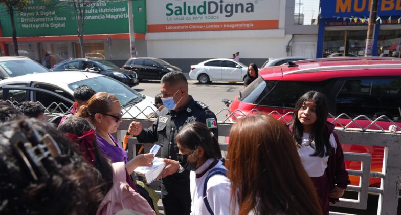 Policías de Tlalnepantla reparten cubrebocas en entradas de escuelas