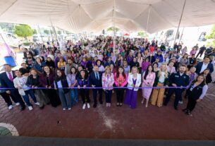 Pedro Rodríguez, alcalde de Atizapán con Paty Arévalo, presidenta de DIF, funcionarios y público en la inauguración del Bazar Violeta