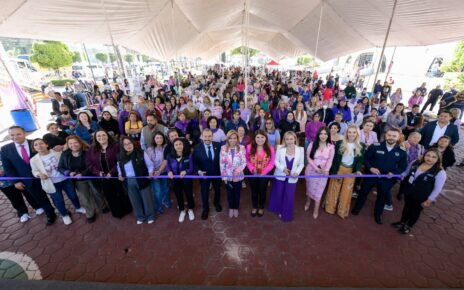 Pedro Rodríguez, alcalde de Atizapán con Paty Arévalo, presidenta de DIF, funcionarios y público en la inauguración del Bazar Violeta