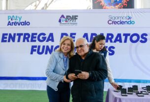 Paty Arévalo, presidente de DIF Atizapán entrega aparatos auditivos