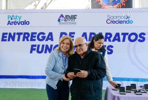 Paty Arévalo, presidente de DIF Atizapán entrega aparatos auditivos