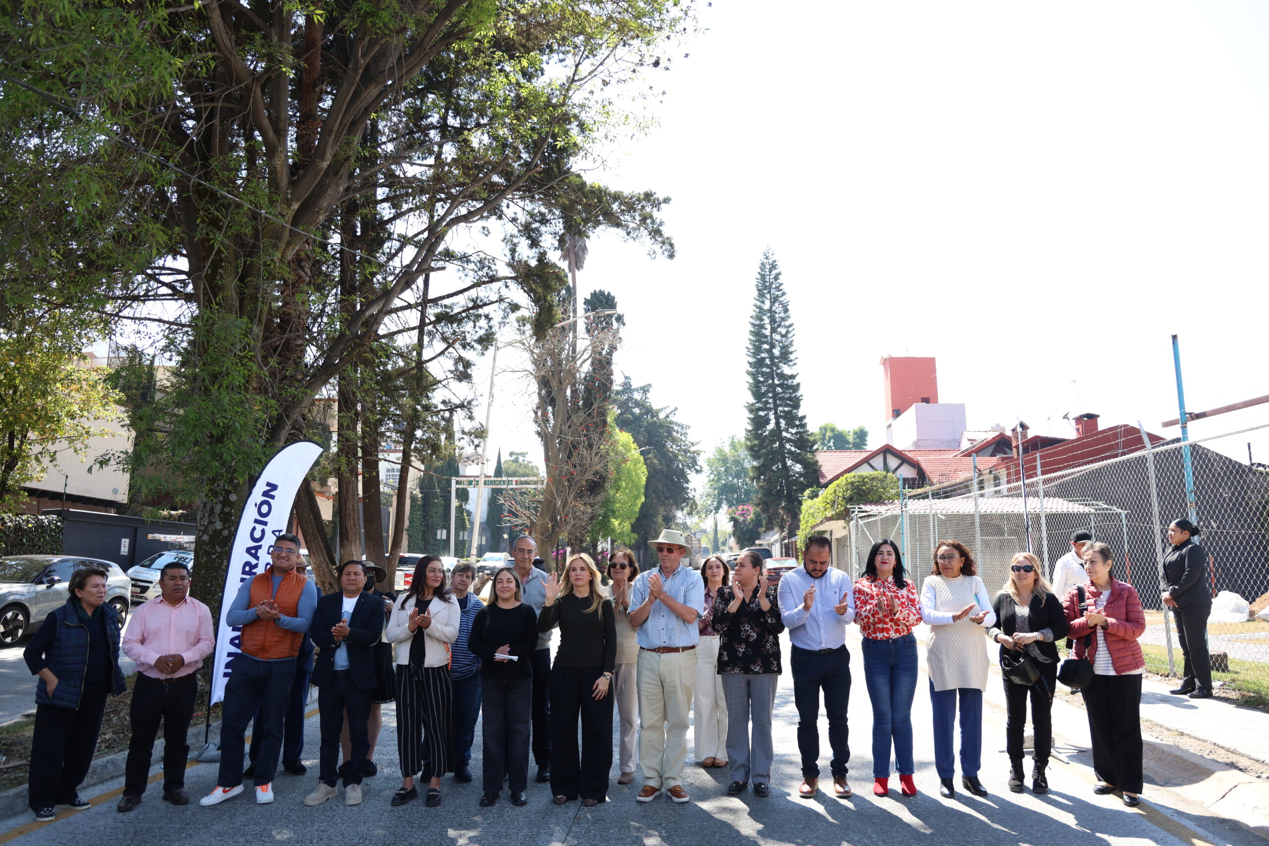 Ante colonos la alcaldesa Romina Contreras entregó la repavimentación de la avenida Anáhuac, Huixquilucan