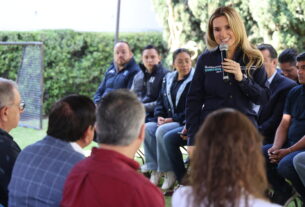 Romina Contreras, alcaldesa de Huixquilucan con Colonos del fraccionamiento Valle de las Palmas