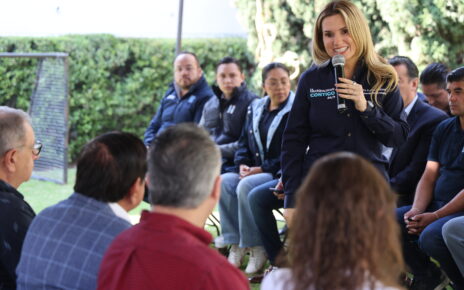 Romina Contreras, alcaldesa de Huixquilucan con Colonos del fraccionamiento Valle de las Palmas