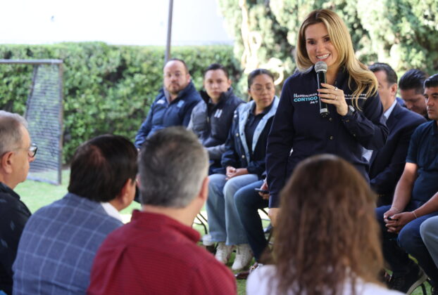Romina Contreras, alcaldesa de Huixquilucan con Colonos del fraccionamiento Valle de las Palmas