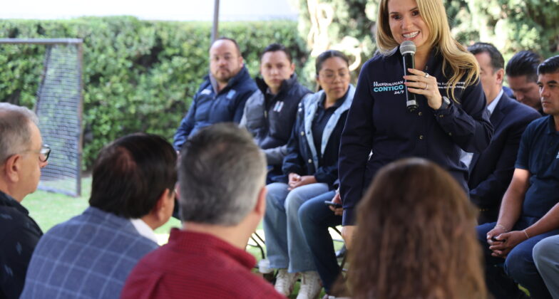 Romina Contreras, alcaldesa de Huixquilucan con Colonos del fraccionamiento Valle de las Palmas