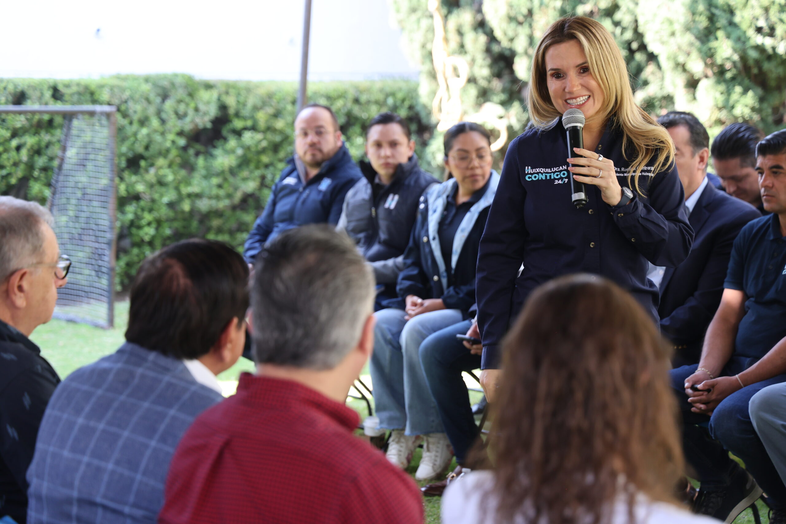 Romina Contreras, alcaldesa de Huixquilucan con Colonos del fraccionamiento Valle de las Palmas