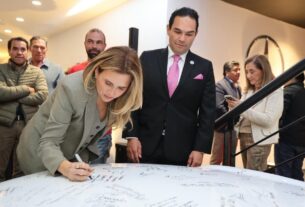 Romina Contreras en la inauguración de agencia de Mercedes Benz