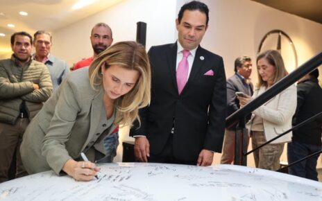 Romina Contreras en la inauguración de agencia de Mercedes Benz