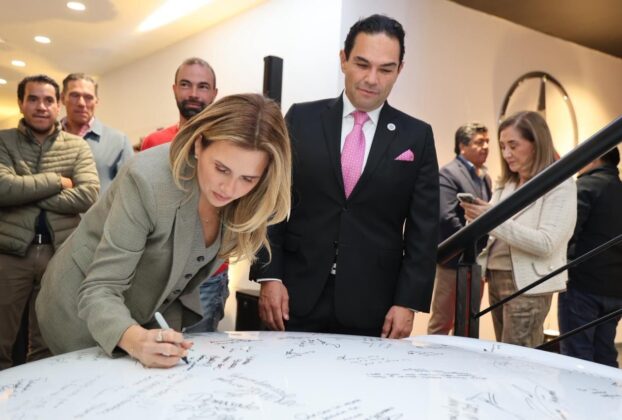 Romina Contreras en la inauguración de agencia de Mercedes Benz