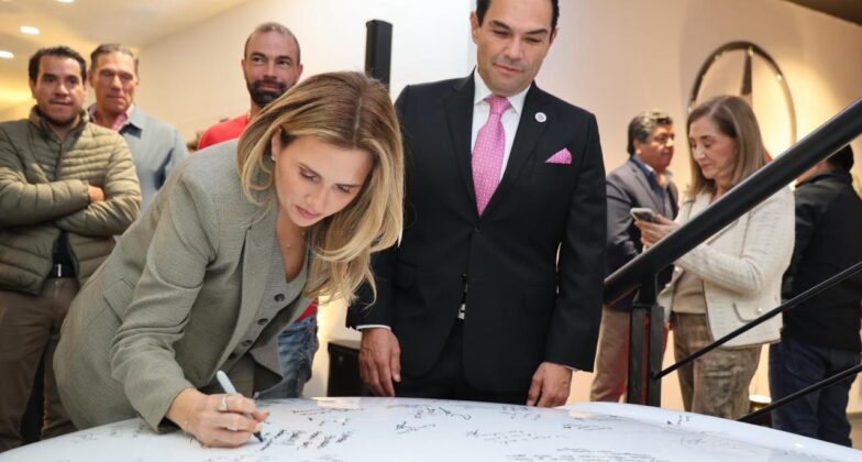 Romina Contreras en la inauguración de agencia de Mercedes Benz