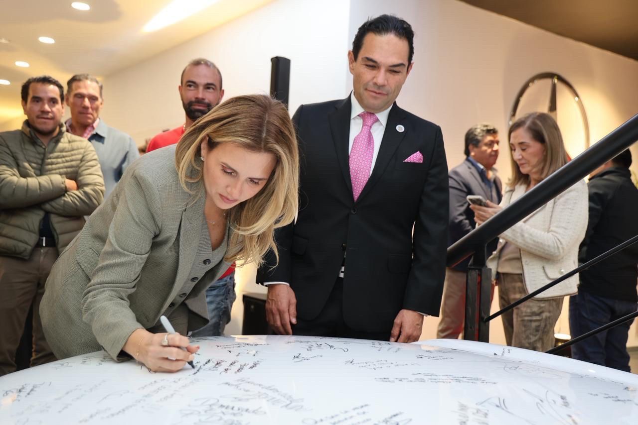 Romina Contreras en la inauguración de agencia de Mercedes Benz