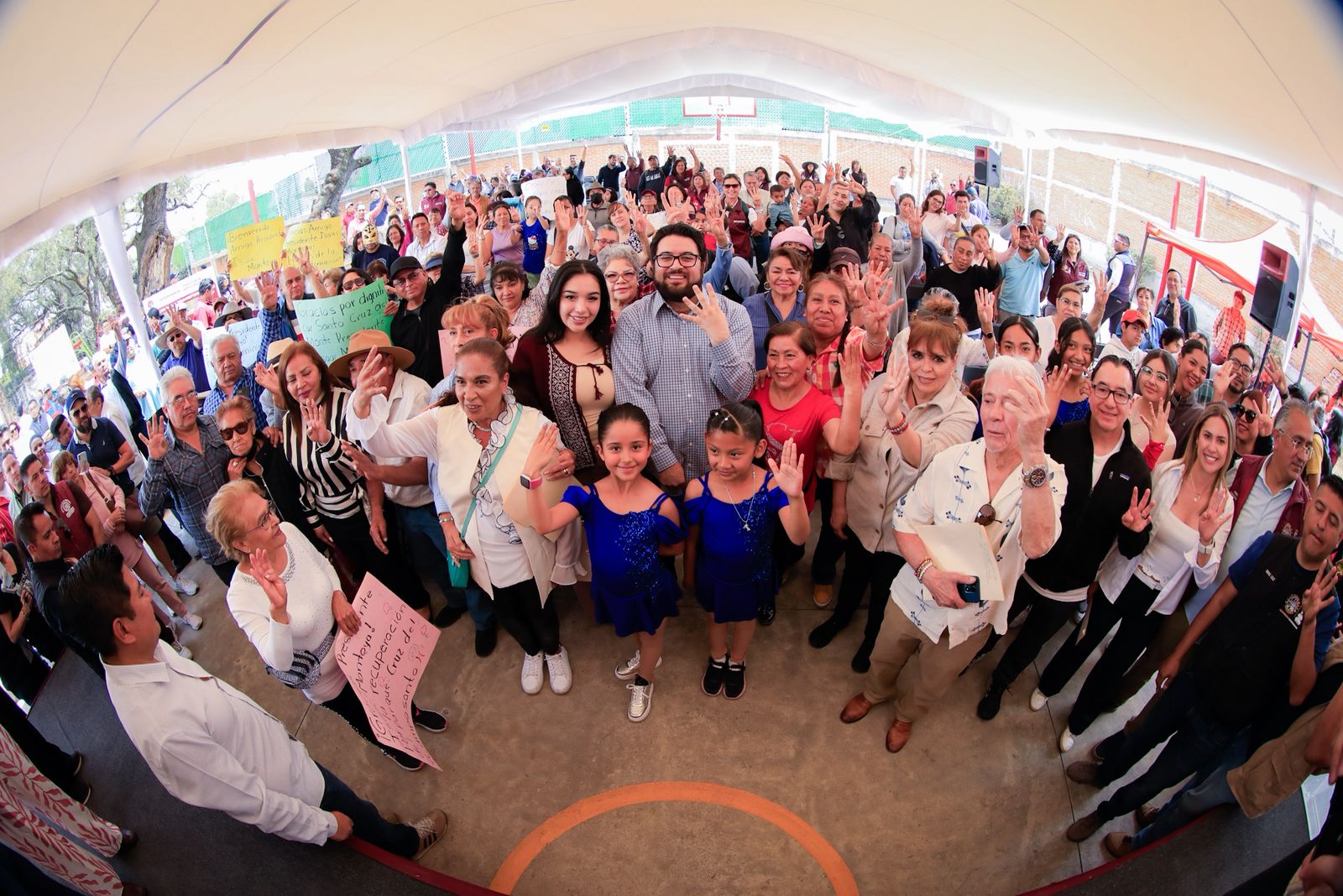 En Santa Cruz del Monte, Alcalde Isaac Montoya entrega parque recuperado