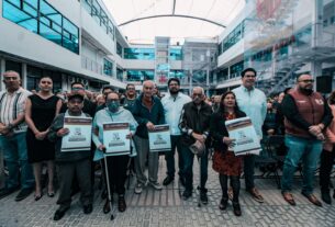 Con la entrega de 200 testamentos el alcalde de gobierno de Naucalpan, Isaac Montoya, da tranquilidad a familias