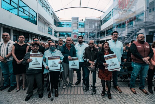 Con la entrega de 200 testamentos el alcalde de gobierno de Naucalpan, Isaac Montoya, da tranquilidad a familias