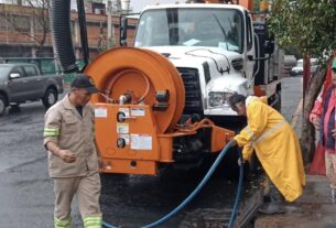 Personal de OPDM limpia alcantarillas para evitar inundaciones en Tlalnepantla