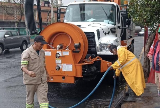 Personal de OPDM limpia alcantarillas para evitar inundaciones en Tlalnepantla