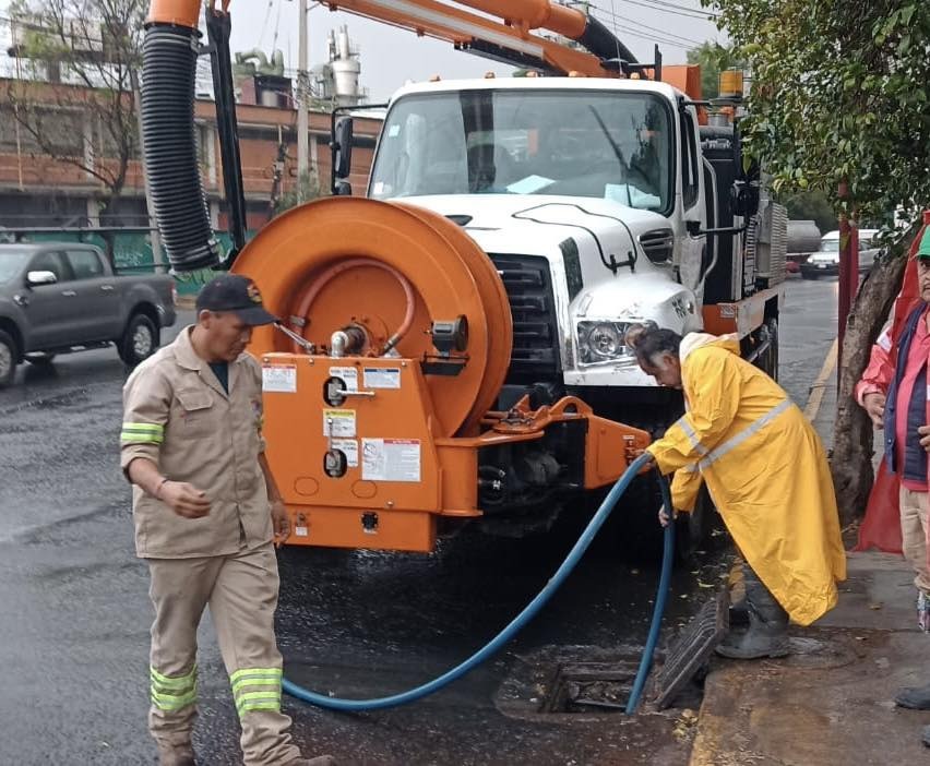 Personal de OPDM limpia alcantarillas para evitar inundaciones en Tlalnepantla