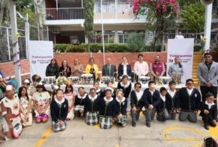 Alcalde de Tlalnepantla, Raciel Pérez Cruz, entrega equipo de banda de guerra y premia concurso