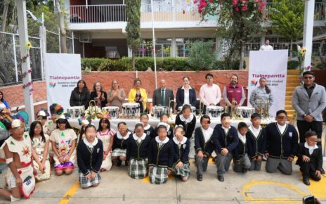 Alcalde de Tlalnepantla, Raciel Pérez Cruz, entrega equipo de banda de guerra y premia concurso
