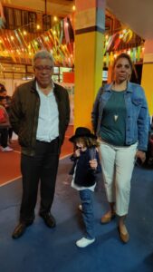 Mario Ruiz con su nieto Joel González y su esposa Ana Lilia Pérez