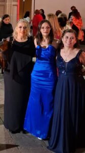 La artista plástica Isabel Ruiz de Velasco con  Cecilia Alvarez  y Clarissa  Cuevas,  Directoras de Red Global Creativa .