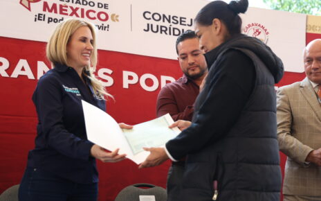 Romina Contreras entrega documentos del Registro Civil en Huixquilucan