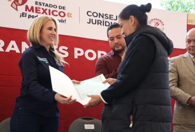 Romina Contreras entrega documentos del Registro Civil en Huixquilucan