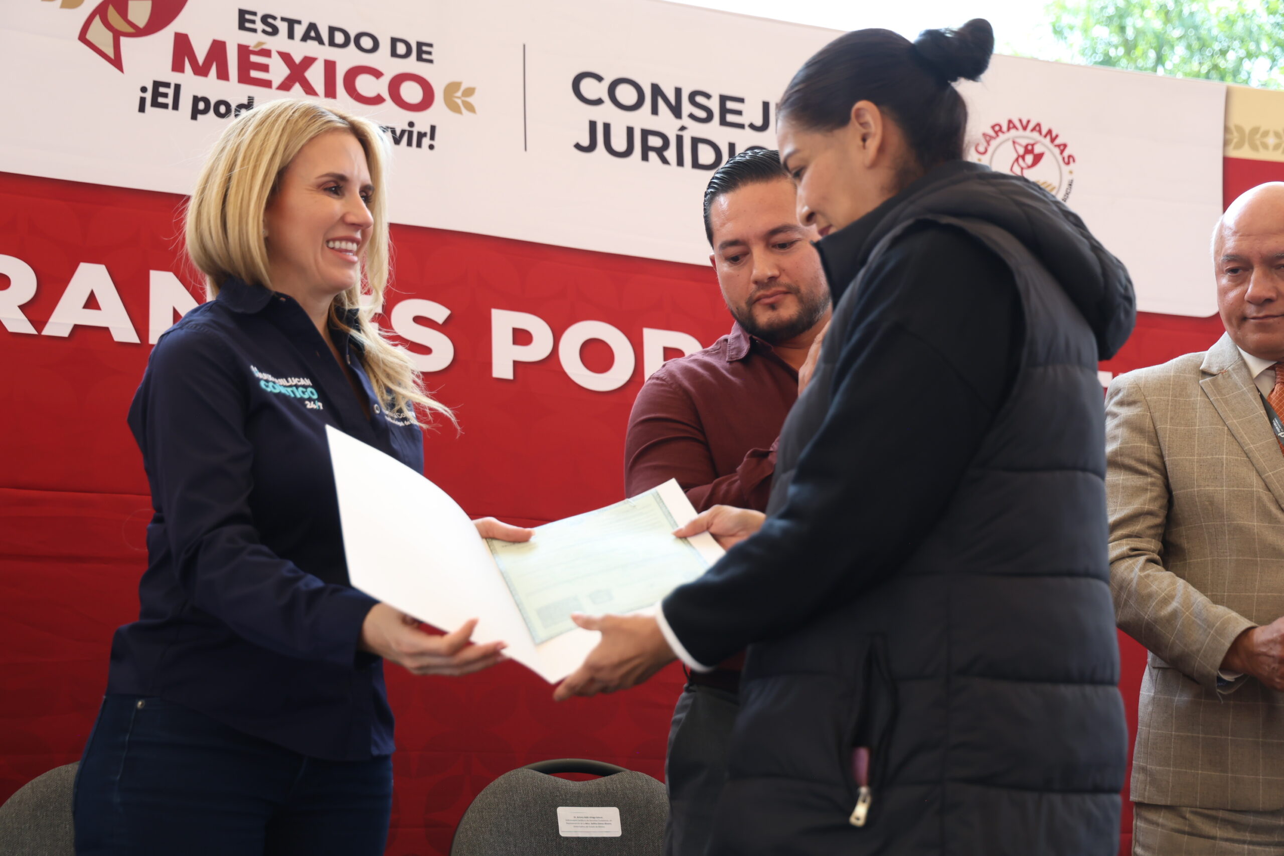 Romina Contreras entrega documentos del Registro Civil en Huixquilucan