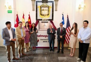 El alcalde Raciel Pérez Cruz, alcalde de Tlalnepantla y la Secretaria de Cultura y Turismo del Estado de México, Nelly Carrasco Godínez,