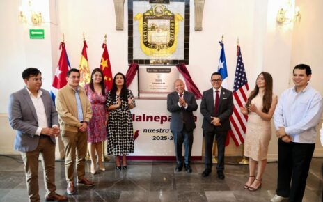 El alcalde Raciel Pérez Cruz, alcalde de Tlalnepantla y la Secretaria de Cultura y Turismo del Estado de México, Nelly Carrasco Godínez,